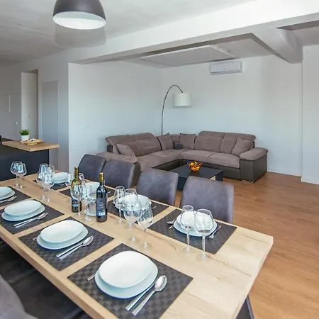 Lomari Nyaraló Šibenik