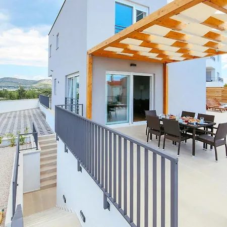 Lomari Сasa de vacaciones Šibenik