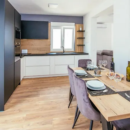 Lomari Nyaraló Šibenik