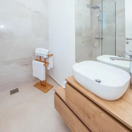 Lomari Nyaraló Šibenik