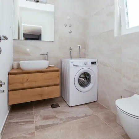 Lomari Nyaraló Šibenik