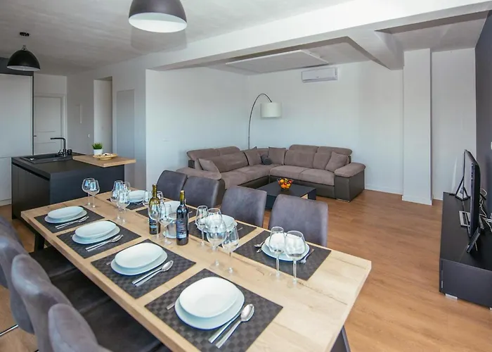 Lomari 度假居 希贝尼克