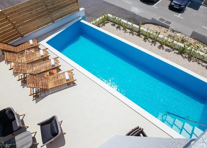 度假居 Lomari 希贝尼克