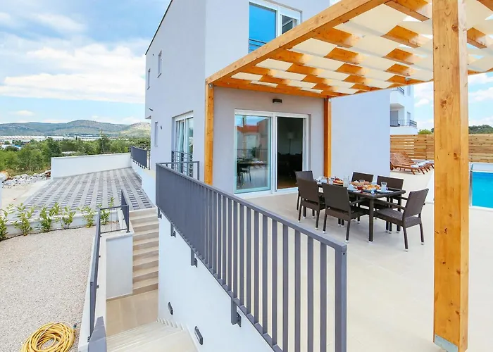 Lomari Сasa de vacaciones Šibenik