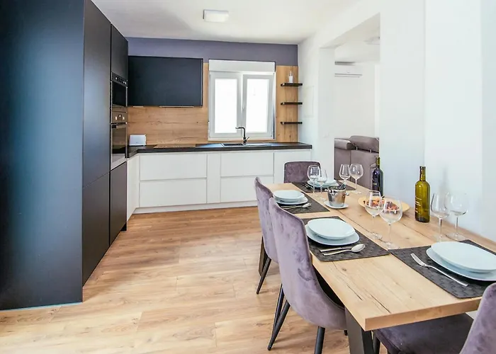 Lomari 度假居 希贝尼克